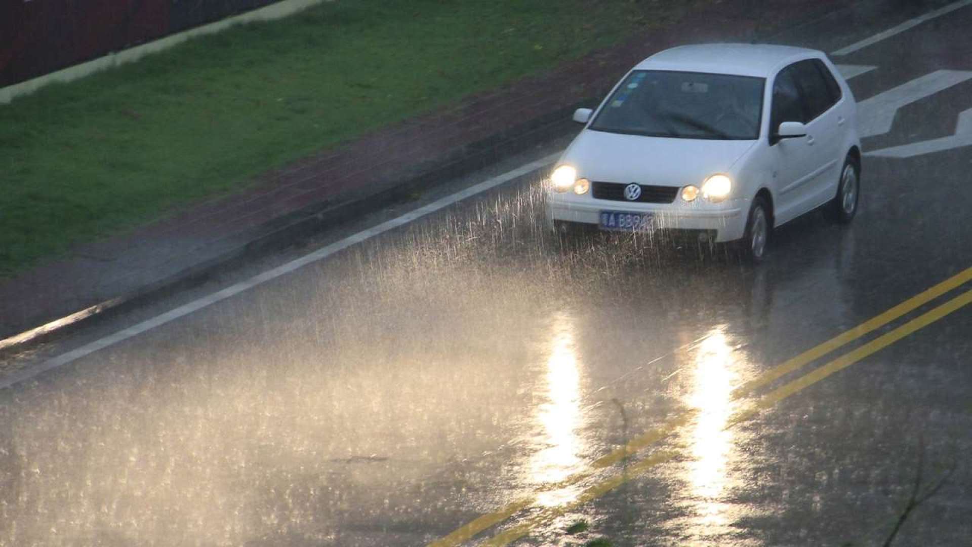 暴雨天開(kāi)車