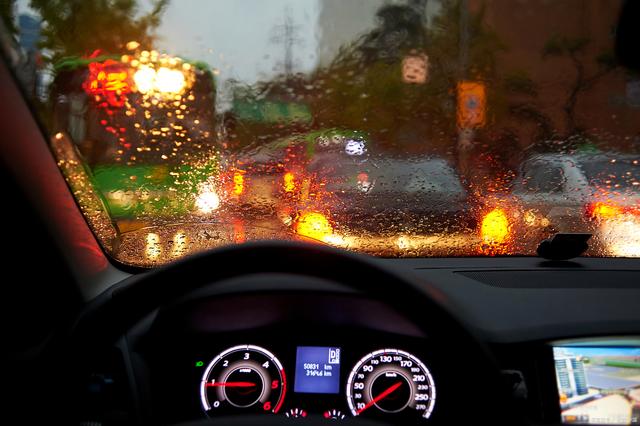 暴雨天開(kāi)車